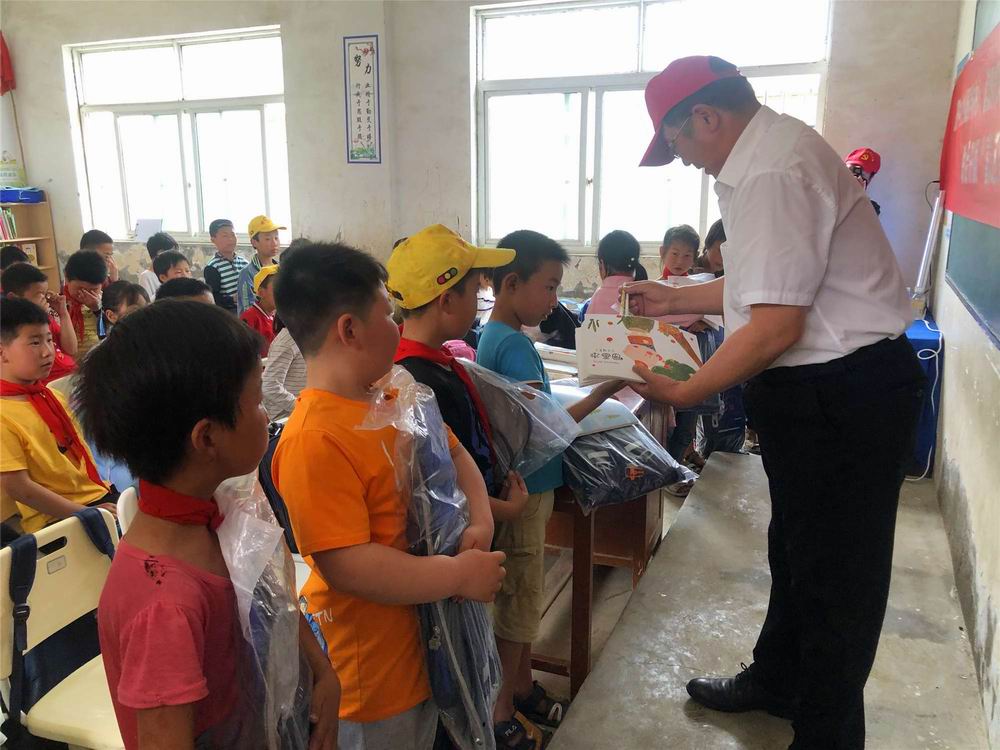 “溫暖童心快樂六一” 河南永和建設集團前往查山鄉小學開展慰問活動