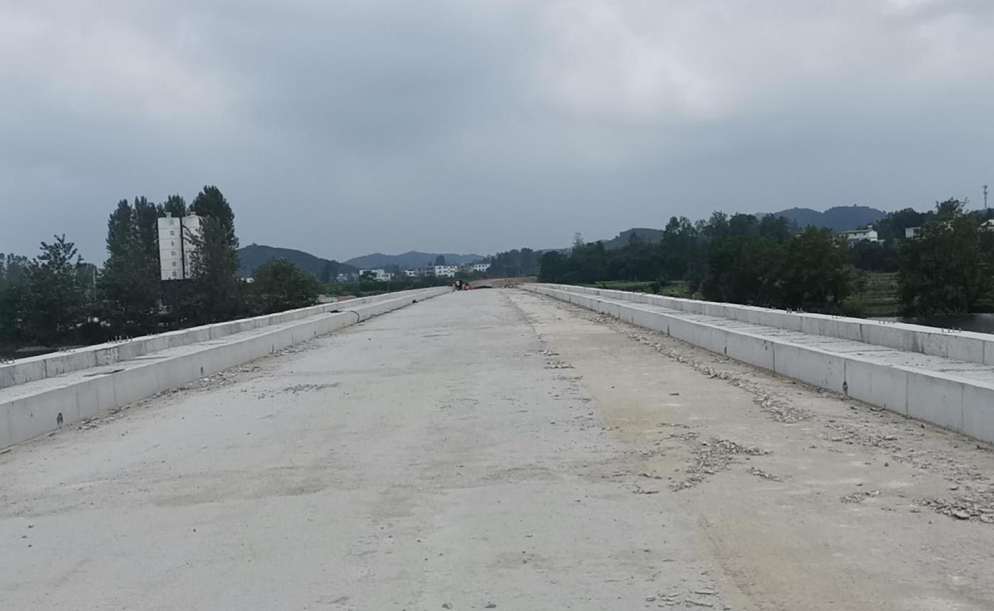 迎難而上?？⒐?鼓足干勁再出發(fā)——集團(tuán)董事長(zhǎng)孔德穩(wěn)對(duì)河川西橋工程進(jìn)行檢查指導(dǎo)